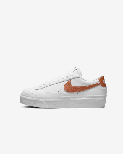 NIKE BLAZER LOW PLATFORM ESS - WHITE METALLIC